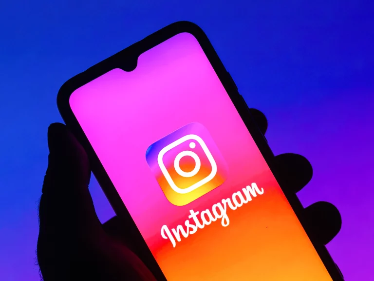 image d'un téléphone où l'application Instagram est ouverte
